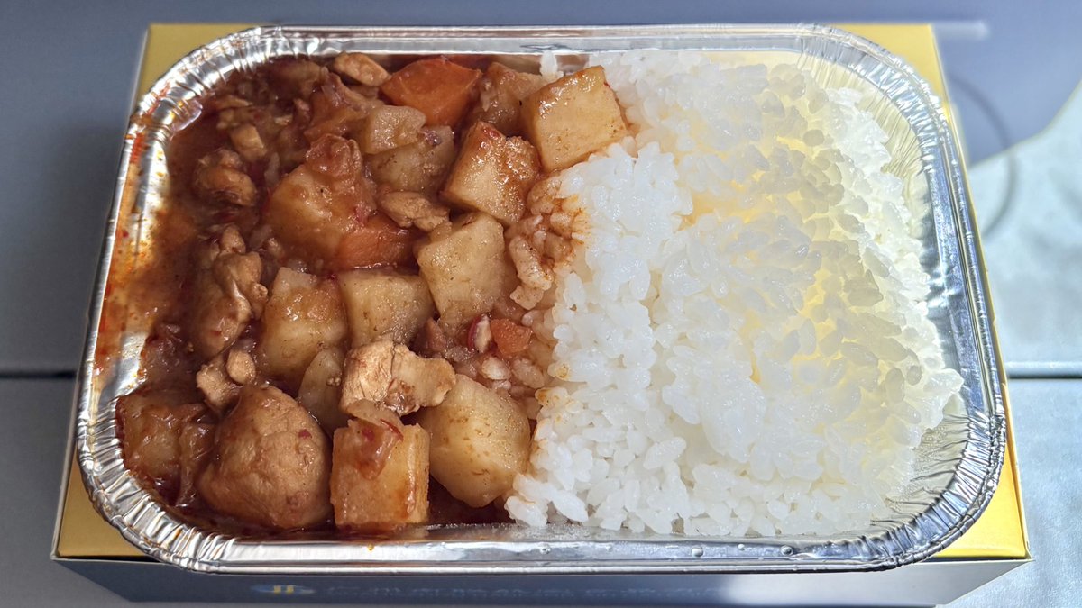 aoyu1729's tweet photo. 最近乗った中華系航空会社の機内食シリーズ。この映えなさが嫌いじゃないです。 https://t.co/JA5vz2MfIH