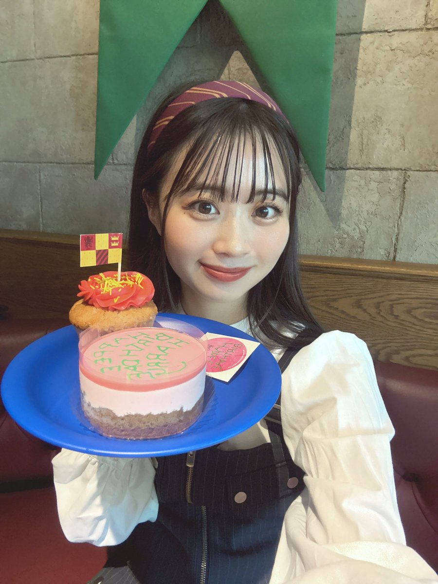 大大大好きなハリーポッターの世界に行ってきました🪄
やっぱり素敵だなぁと...
扉を開けるお手伝いもしました〜
数えたら杖3本も持ってたよ🕷️🕸️👓