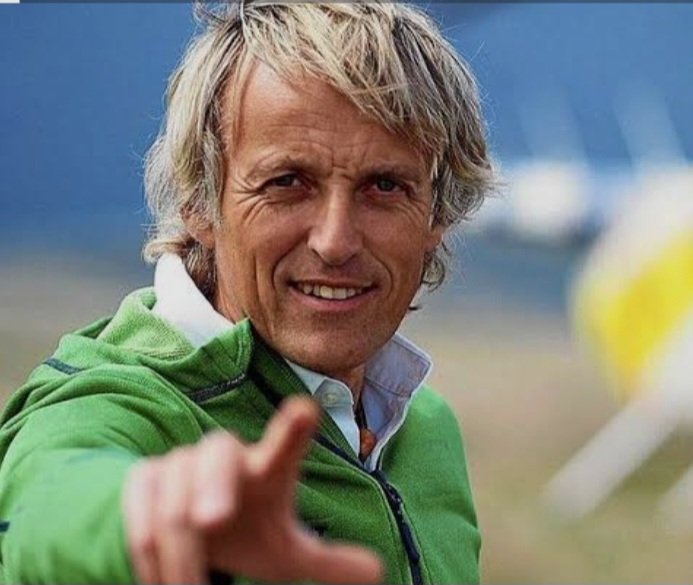 Jesús González Calleja.

Otro lacayo hijoputa que se está enriqueciendo a costa de su doble moral.
Administrador único de Himalaya Sol S.L. empresa fotovoltaica.

No encontrarás ni una sola imagen d sus placas solares. Imagino q le dará vergüenza comprobar el impacto ocasionado.