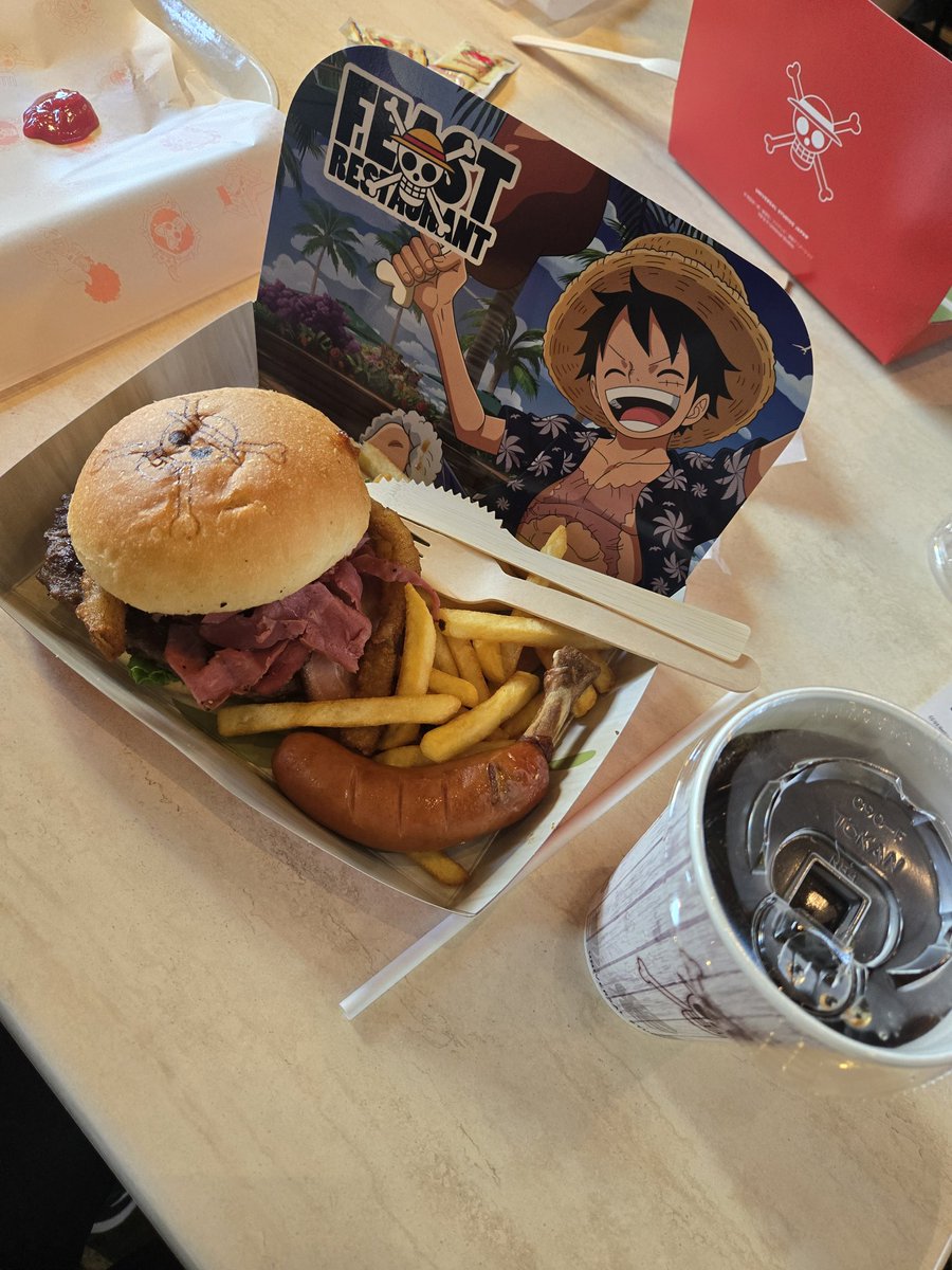 SMC_BUHIT's tweet photo. DAY2. USJに行って、午後に海遊館に行きました。 USJで人生で初めてジェットコースターに乗ったのですが、降りた直後にとても目まいがして、お昼に食べたものを吐き出しました。 私はジェットコースターに乗ってはいけない人だということを身にしみて学びました。(˃̣̣̥᷄   ̯ ˂̣̣̥᷅ ◦) https://t.co/clpKP0qFQ6