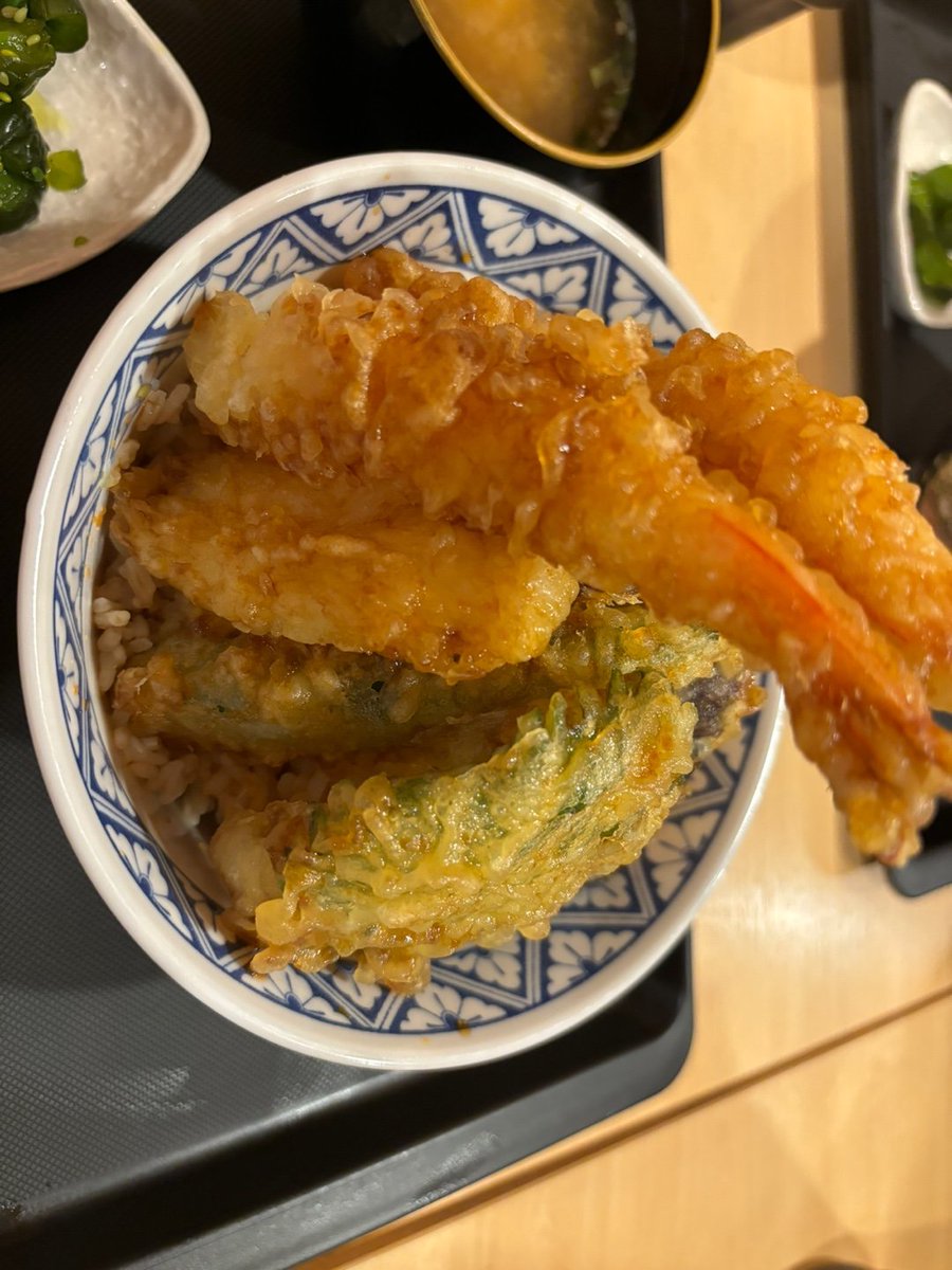 SMC_BUHIT's tweet photo. DAY2. USJに行って、午後に海遊館に行きました。 USJで人生で初めてジェットコースターに乗ったのですが、降りた直後にとても目まいがして、お昼に食べたものを吐き出しました。 私はジェットコースターに乗ってはいけない人だということを身にしみて学びました。(˃̣̣̥᷄   ̯ ˂̣̣̥᷅ ◦) https://t.co/clpKP0qFQ6