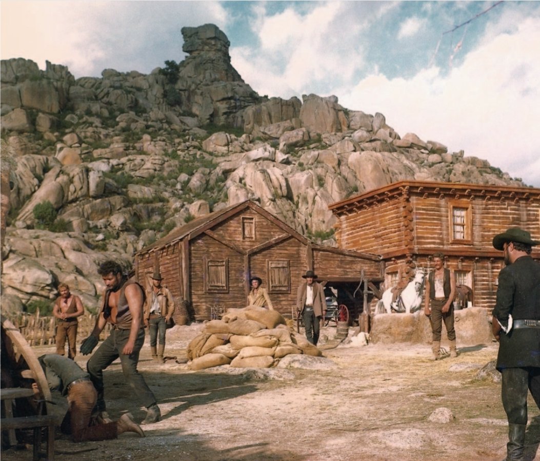 Simisadhillmus's tweet photo. El Halcón y la Presa, un gran western que contó con el talento de Simi, protagonizada por Lee Van Cleef y dirigida por el gran Sergio Sollina.
Simi diseñó una fantástica escenografía para este filme, rodado en parte, en la S. de Guadarrama en su vertiente segoviana https://t.co/QfIgRagQVW