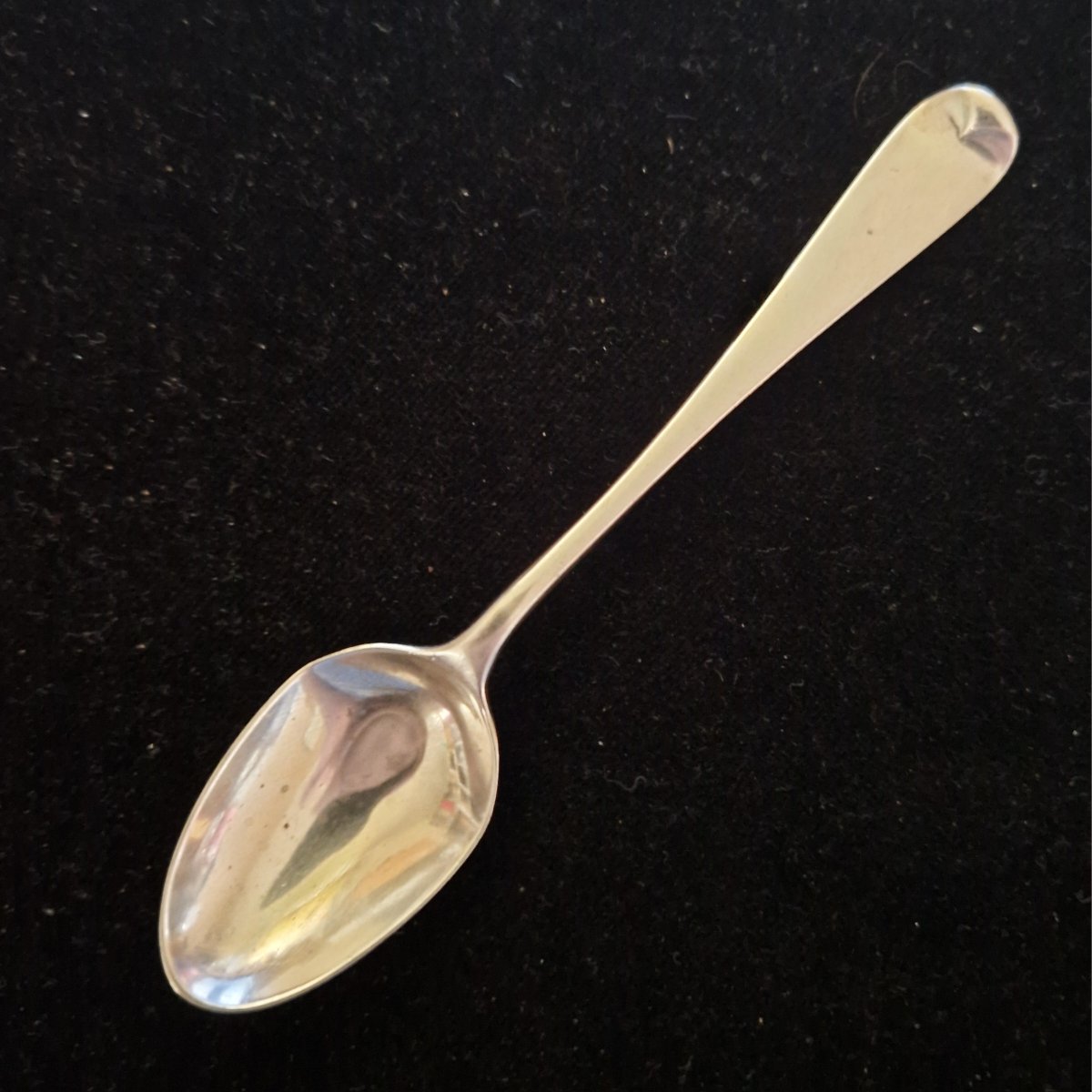 nacollectables's tweet photo. This is a plain tea spoon, no fancy decoration but hallmarked for London 1940, possibly by Albert Slade.
@EverRotating #vintageshowandsell #teaspoon #silver #londonsilver #vintagehome #vintagestyle https://t.co/Gk51RFWQQM