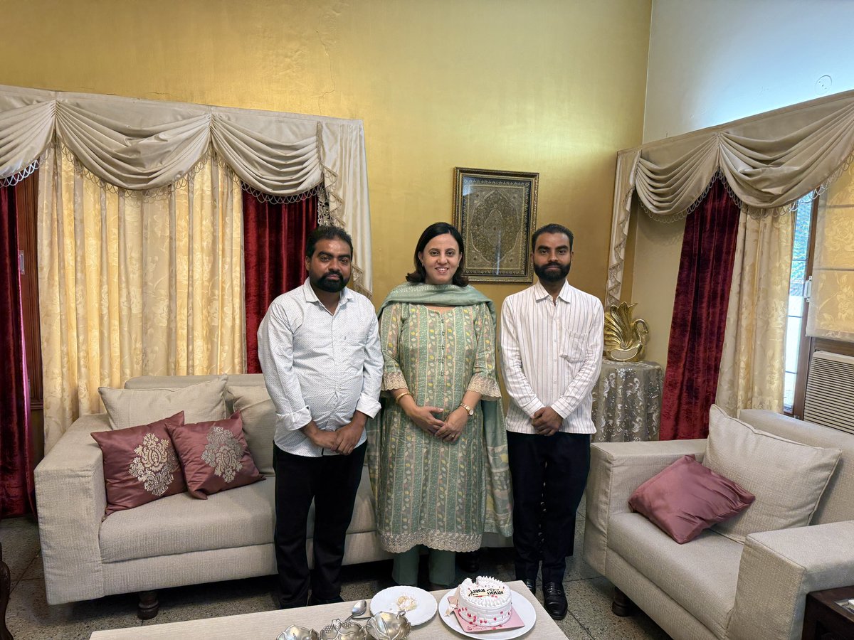 CKheeva's tweet photo. ਵੱਡੀ ਭੈਣ ਨਿੱਕੀ ਰਿਆਤ 
(ਮੈਂਬਰ,ਜ਼ਿਲ੍ਹਾ ਦਿਸ਼ਾਂ ਕਮੇਟੀ ਤੇ ਸੀਨੀਅਰ ਮੀਤ ਪ੍ਰਧਾਨ ਜ਼ਿਲ੍ਹਾ ਕਾਂਗਰਸ ਕਮੇਟੀ ਲੁਧਿਆਣਾ) ਜੀ ਨੂੰ 
ਜਨਮ ਦਿਨ ਦੀਆਂ ਬਹੁਤ -ਬਹੁਤ ਮੁਬਾਰਕਾਂ । #NikkiRyait https://t.co/oz7c9vqb4W