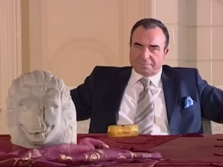 MMuratOnuk's tweet photo. @yunuspaksoy Ne zaman böyle heykel başları görsem, Kurtlar Vadisinde Mehmet Karahanlı'yı dinleyen Siyonistler aklıma geliyor. Diyorum, kesin bunlarda dinleniyor! https://t.co/GMDuh1lKr8