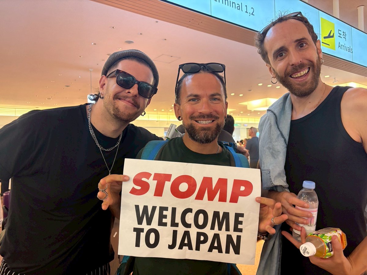 StompJapan's tweet photo. ＼いよいよ明日‼️ #STOMP #ストンプ 来日公演開幕💥／

キャスト12名も来日し、いよいよ明日開幕🔥東京18公演、大阪4公演の合計22公演！100分ノンストップの衝撃のパフォーマンスを是非劇場でご体感ください🔥

🪣公演情報
8/20(水)15:30開演（14:45開場）

🎫当日券
14:45より会場にて当日券を若干枚数販売いたします。
販売席種は当日券売り場にてご確認ください。
各プレイガイドでも開場時間までチケット販売中‼️
https://t.co/a2HqCQ34pO

🧹会場
#東京国際フォーラム ホールC

#stompjapan #stomptour #パーカッション #打楽器 #オフブロードウェイ #体感型パフォーマンス