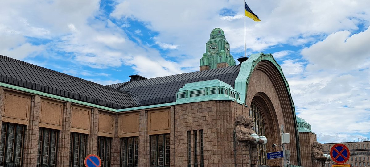 ayrvian's tweet image. Quella che garrisce è la 🇺🇦 dell&apos;@UKRinIT; la stazione è quella di Helsinki, capitale della Finlandia. Nazione con una tradizione di neutralità che, grazie alla profondità strategica di Putin, è ora nella @Nato.
🤦
@Mauro_Gilli 
@magnomiche 
@formichenews
cc @semeraro_g 
@CCKKI