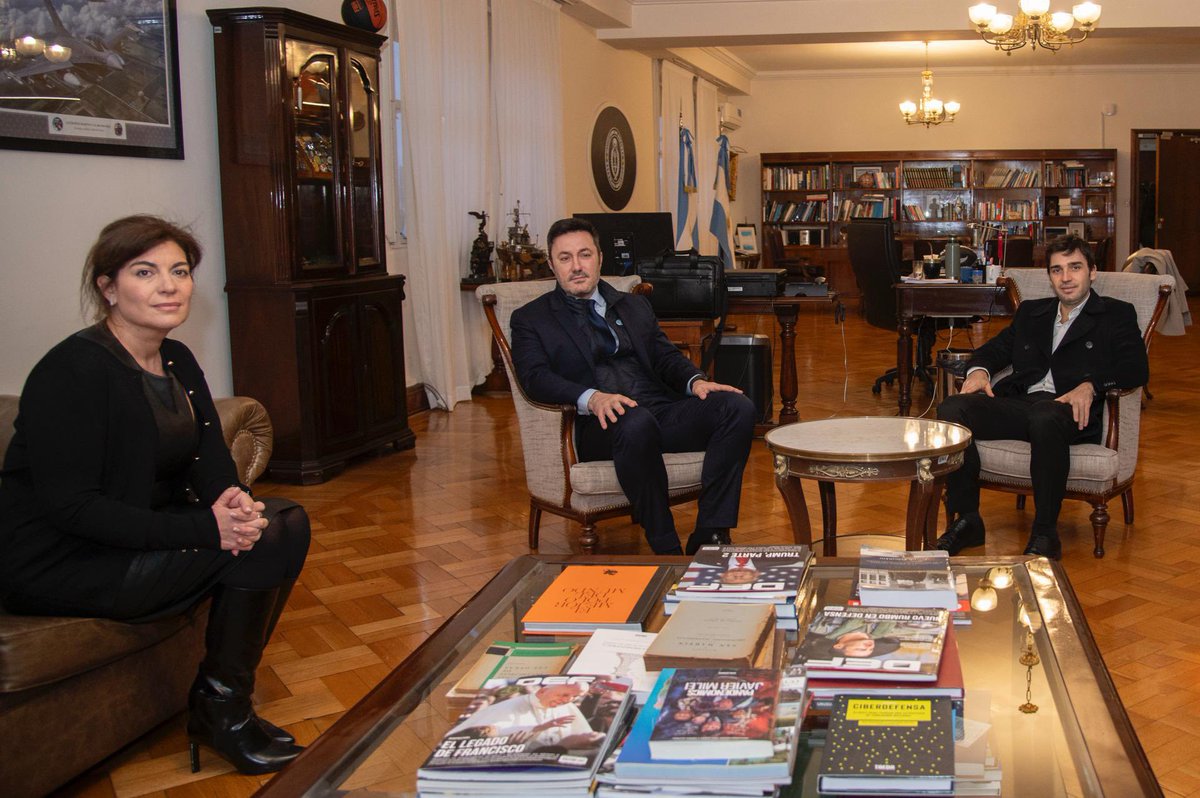 🏥 Un paso más para mejorar la salud en Comodoro.

Junto a <a href="/NachoTorresCH/">Nacho Torres</a> y <a href="/gustamenna/">Gustavo Menna</a> avanzamos en un acuerdo con el Ministerio de Defensa para reabrir la Guardia del Hospital Militar.

Con esta medida buscamos descomprimir el sistema de salud, mejorar la atención y acercar