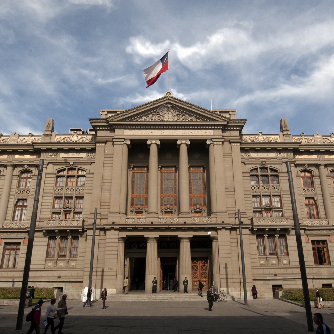 Corte Suprema acogió recurso de nulidad interpuesto por defensor Matías Gallardo por errónea aplicación del Derecho y dictó sentencia de reemplazo que redujo de 5 a 2 años suspensión de licencia de conducir contra una persona condenada, asegurando un proceso racional y justo.
