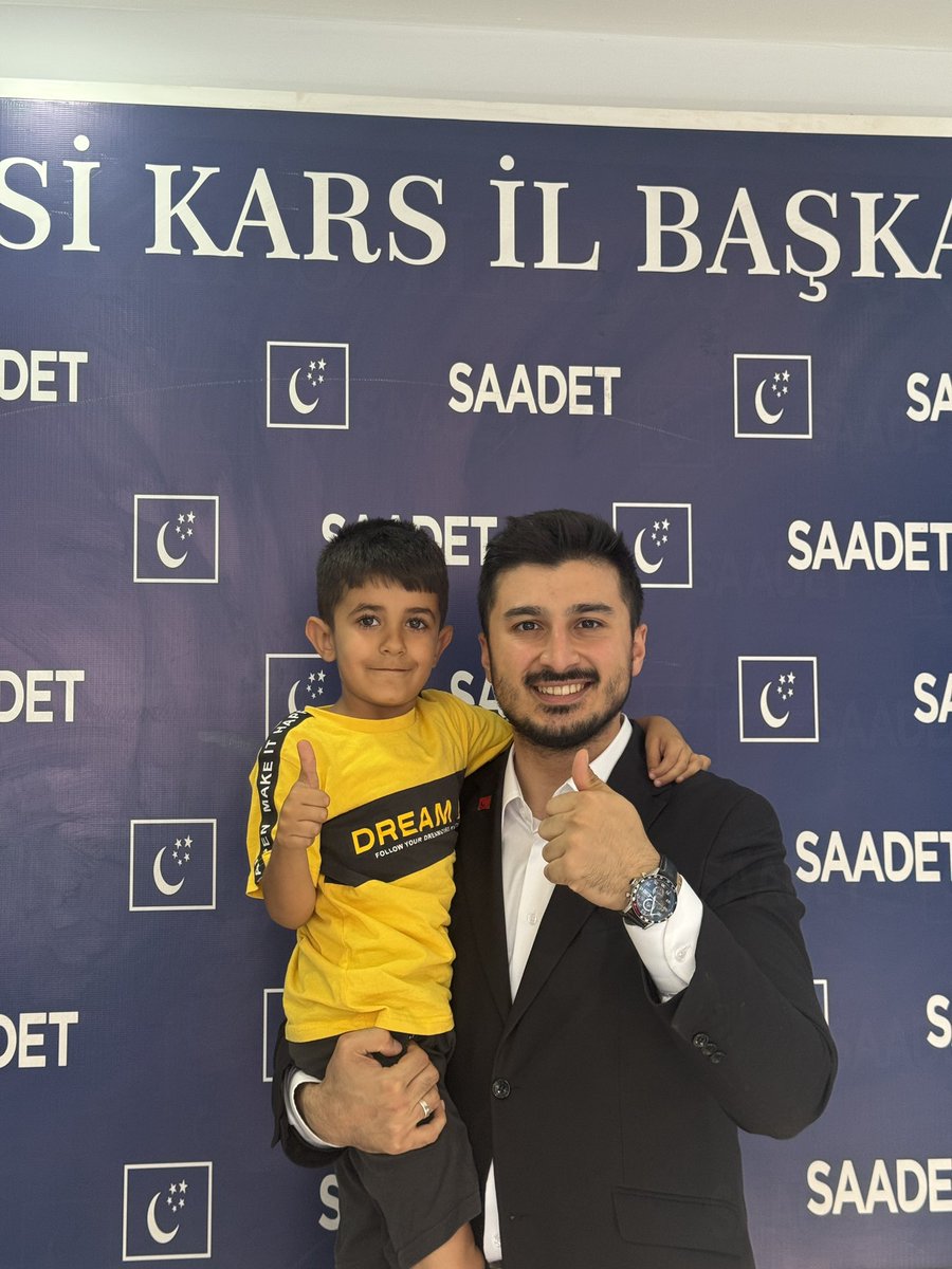 Bu kardeşimizin adı Umut..

Umut Kars programımız boyunca bizim hem neşe hemde motivasyon kaynağımızdı. Umut özellikle esnaf ziyaretlerimizde üstünde parti yeleğimiz, elinde genel başkanımızın broşürü; tüm kars esnafına selam verdi, insanlara partimizi tanıttı. Herkesin ilgi