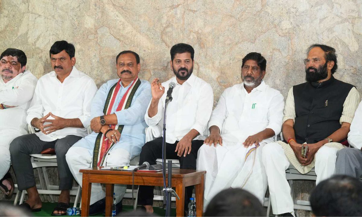 hydnewshunt's tweet image. Revanth Reddy urges Telugu MPs &amp;amp; leaders to rise above politics and back Justice Sudarshan Reddy for Vice President, calling it a historic chance for Telugu pride.

#JusticeSudarshanReddy #TeluguUnity

hyderabadnewshunt.com/revanth-reddy-…