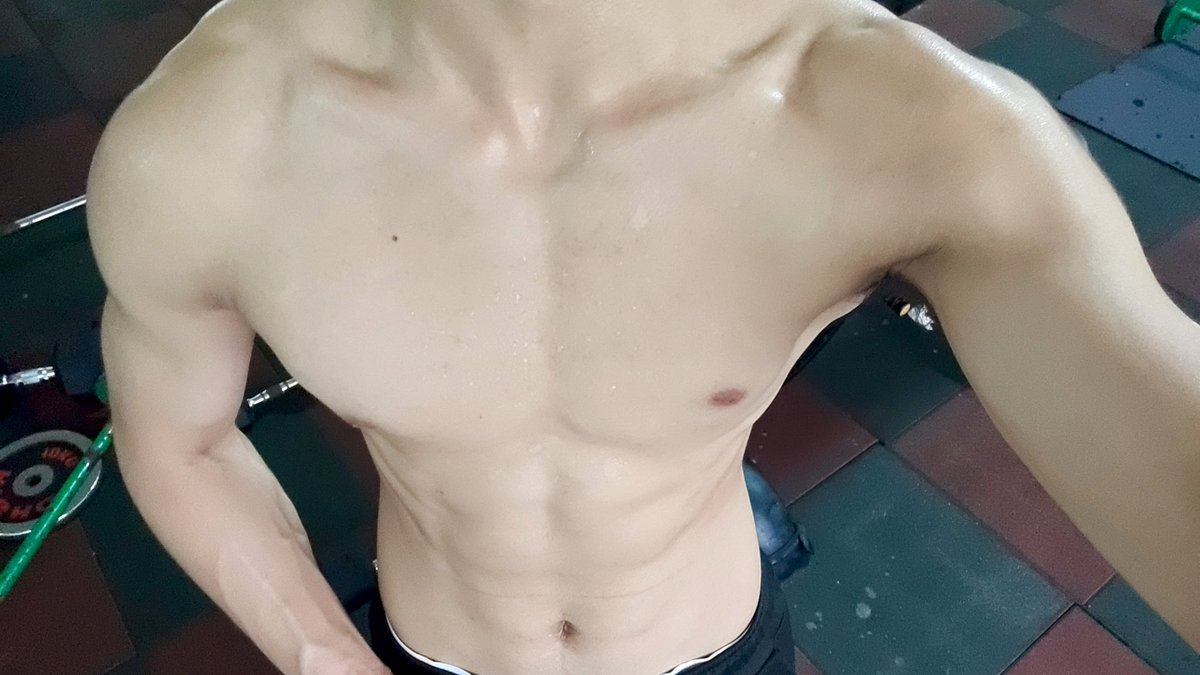 感觉至上
#宽肩窄腰 #男菩萨 #体育生 #腹肌