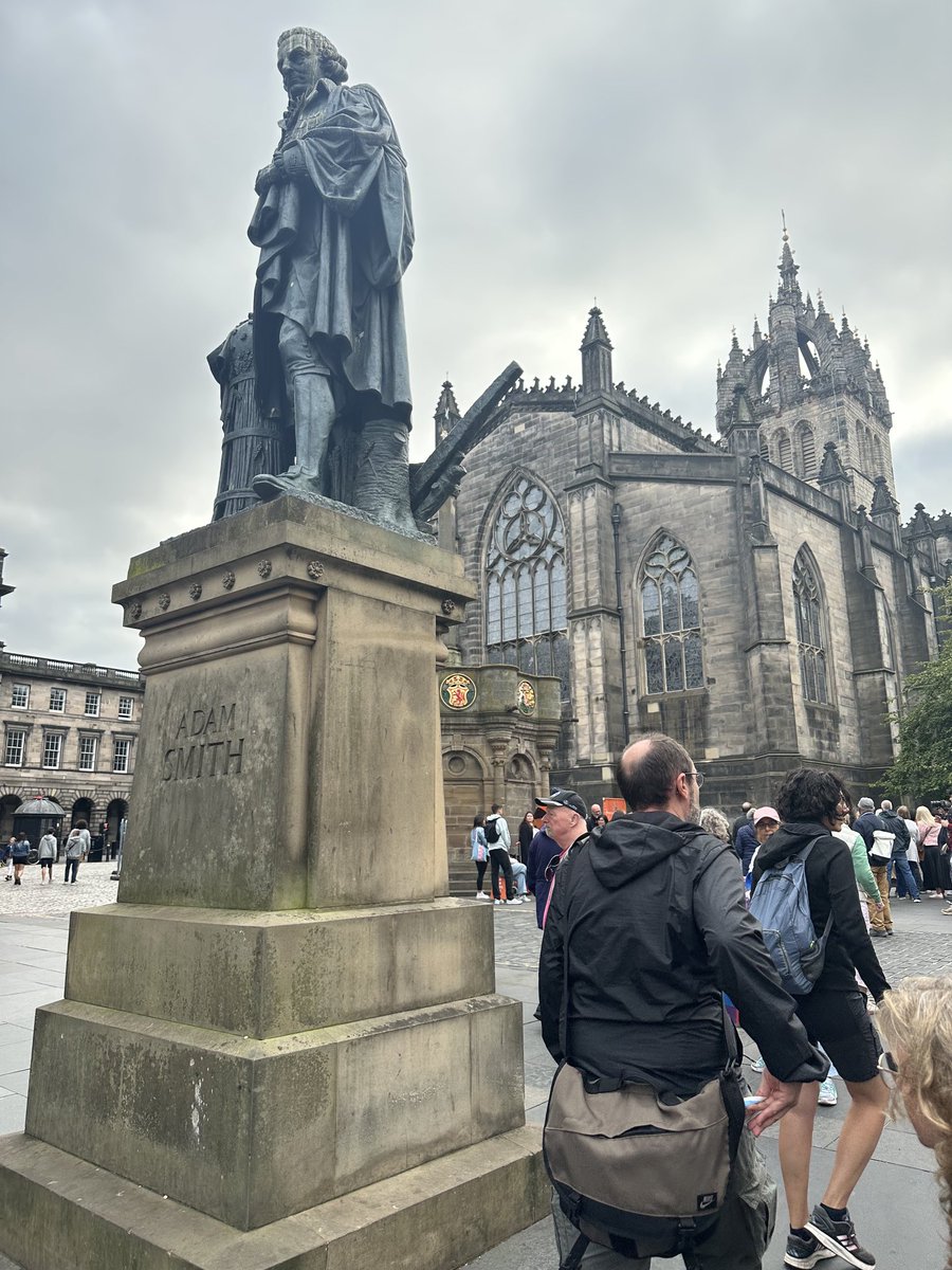 Qué bonita es Edimburgo amics, y encima tenemos aquí al bueno de Adam Smith.