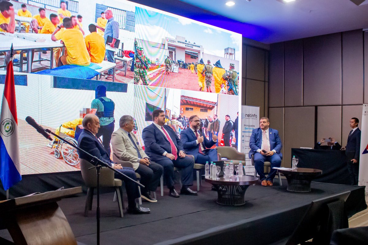 🔐 Rodrigo Nicora expone avances clave en seguridad penitenciaria y reinserción social

En el #SeminarioSeguridadYCibercrimen, el ministro de Justicia presentó los logros del nuevo modelo penitenciario del Gobierno del Paraguay 🇵🇾

📌 Operativos como Veneratio, Joapy, kuarahy’ã,
