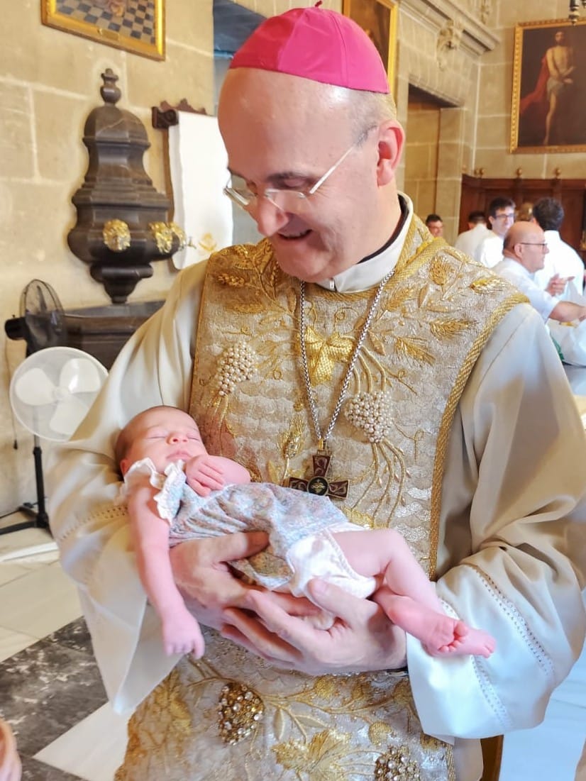 Esta preciosidad se llama Celia... Y  su nacimuento nos recuerda que, a pesar de todo, Dios sigue creyendo en la humanidad y que cada vida es un don sagrado que merece ser acogido con amor.