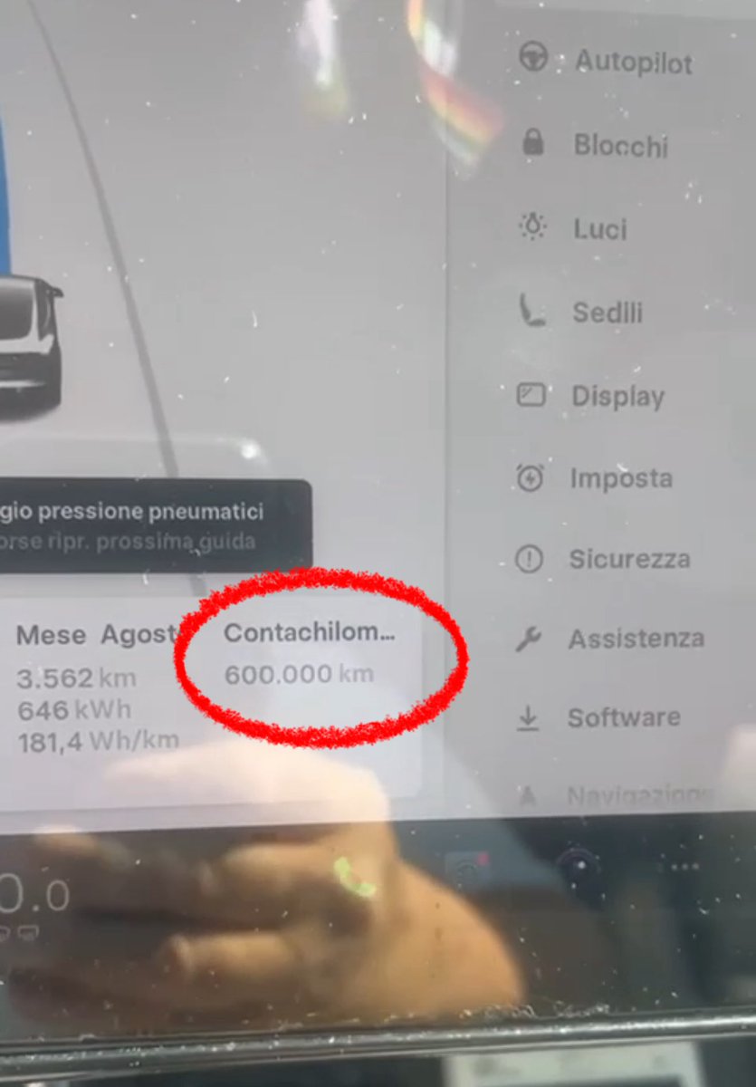 Over 600,000 km in a Tesla Model 3 Performance, owned by “Taxi Desio” in Italy—and only €3,500 spent on maintenance. No motor or battery replacements. Just minor parts and the battery cooling pump.
Even the brake pads are original thanks to regen braking.
This isn’t