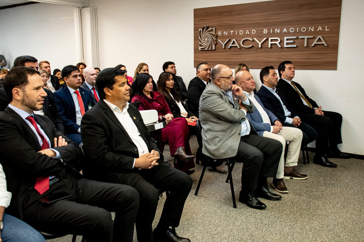 ElRolfi_Py's tweet photo. @ebypy evitó pagar USD 26.386.750 mediante gestiones jurídicas en dos años, destacó el Asesor Jurídico Eduardo González @presigb

En dos años de gestión, la Entidad Binacional Yacyretá evitó pagar G. 192.623.278.803, (USD 26.386.750), mediante gestiones jurídicas favorables logradas en juicios laborales, demandas civiles y acuerdos alcanzados desde agosto de 2023 hasta agosto de 2025.

El Asesor Jurídico de la institución, Dr. Eduardo González Báez, presentó su informe de gestión, durante un acto que contó con la presencia del Director Ejecutivo paraguayo Lic. Luis Benítez Cuevas, el Ministro Asesor Jurídico de la Presidencia de la República, Dr. Roberto Moreno, el consejero Michel Flores, jefes de áreas y personal de la binacional.

Entre agosto de 2024 y agosto de 2025 la contingencia económica evitada fue de G. 84.581.044.774 (USD 11.586.444), mientras que en el periodo agosto 2023-agosto 2024, fue de G. 108.042.239.029 (USD.14.285.052), lo que da un total de 192.613.276.803 USD 26.386.750), en dos años de gestión. 

El Dr. Eduardo González señaló que la instrucción del presidente de la República, Santiago Peña, es defender siempre los intereses y los bienes de la institución y, por ende, los intereses del país, poniendo tras ese objetivo todo el esfuerzo y el conocimiento jurídico.

Explicó que, entre agosto del año pasado y agosto de este año, la Asesoría Jurídica alcanzó en el ámbito laboral, un ahorro de G. 38.448.737.601, con acuerdos conciliatorios, sentencias judiciales favorables y levantamiento de embargos judiciales.

En el ámbito judicial, el ahorro fue de G. 46.132.308.173, mediante sentencias favorables logradas en ocho (8) demandas. 

El Dr. González, destacó además que la Asesoría Jurídica a su cargo analizó y emitió opinión sobre el acuerdo operativo y de comercialización de la energía de Yacyretá, que fue firmado el 19 de mayo de este año entre la Administración Nacional de Electricidad (ANDE), la EBY y la Secretaría de Coordinación de Energía y Minería del Ministerio de Economía, de la República Argentina. 

Este acuerdo busca ordenar la operación, el flujo financiero, garantizar la distribución previsible de la energía y mejorar la gestión de la Entidad, y allanar el camino para la reactivación de obras clave de la entidad, como la maquinización del brazo Aña Cuá. 

Otro aspecto importante de las acciones de la Asesoría Jurídica es la entrega a los beneficiarios de 385 escrituras públicas, relacionadas principalmente con las familias relocalizadas en los conjuntos habitacionales construidos por la EBY. 

Otros 418 trámites notariales para transferencias de inmuebles, poderes, y unificaciones de fincas se encuentran en proceso de sustanciación; 171 escrituras finiquitadas de transferencia de inmuebles, además de 34 expedientes en proceso de transferencia de inmuebles.