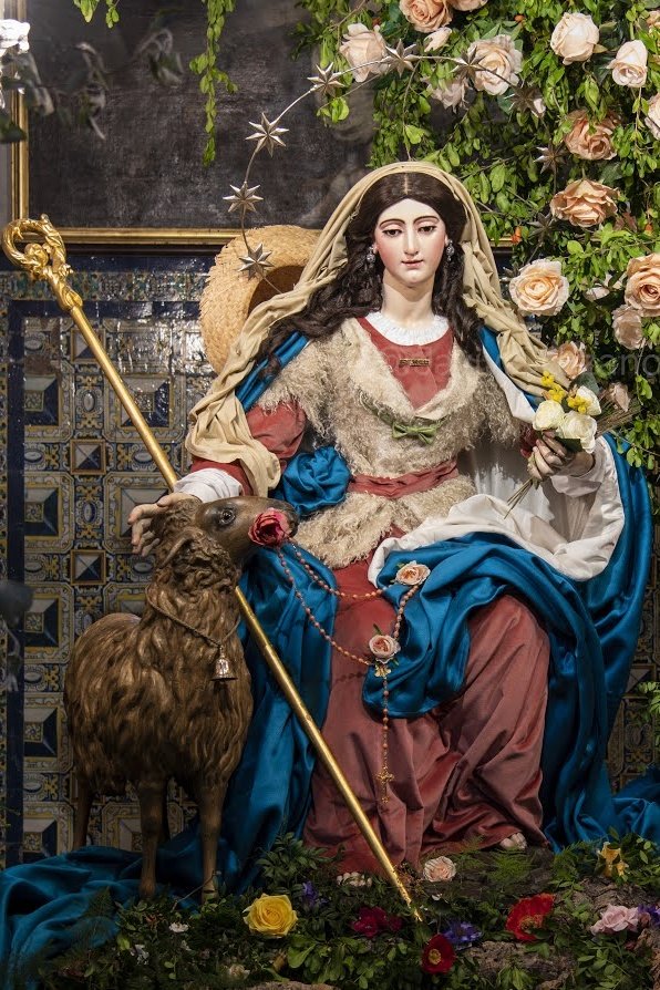 🔵 En el #DíaMundialDeLaFotografía, queremos rendir homenaje a todos aquellos que captan nuestra historia en una instantánea, y gracias a ello podemos evocarla y revivirla, o lograr que la Divina #PastoraDeTriana rompa fronteras y se halle presente en cualquier lugar del mundo