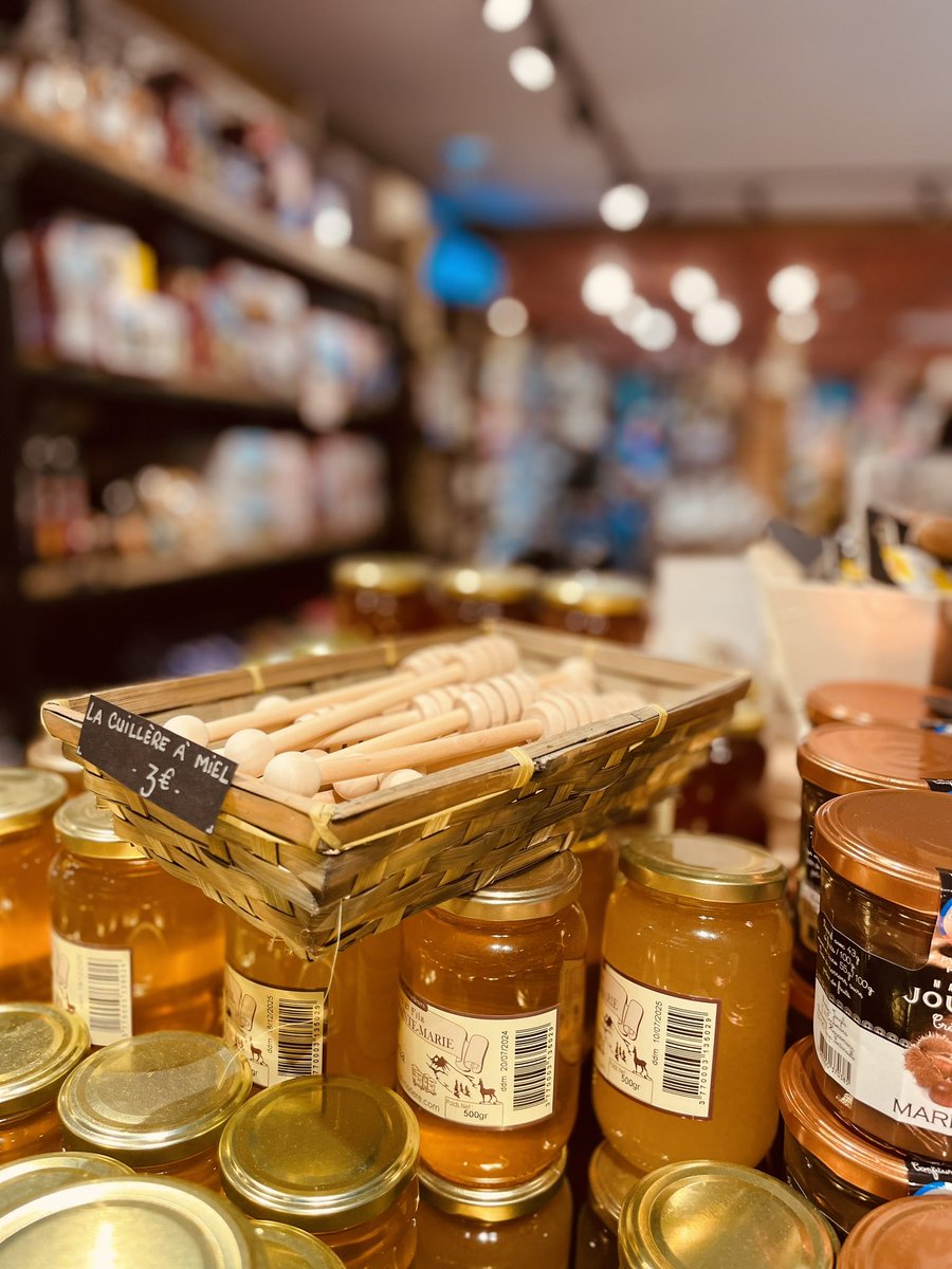 Petite boutique de souvenirs et bien sûr nous sommes ressortis avec du saucisson, du miel et des biscuits 🍪