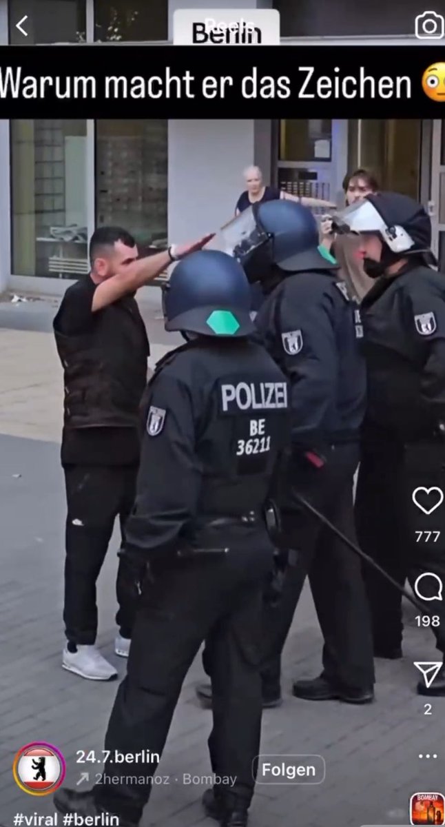 RakMakkabi's tweet photo. Eindeutig Hitlergruß aus der Pali-Nazi-Rocker-Szene – direkt vor der Berliner Polizei. Habe aus dem Video einen Screenshot gemacht. Hoffentlich gab es Konsequenzen. Falls nicht, sollte die Polizei diesen Nazi dringend mal genauer durchleuchten.
@PolizeiBerlin_E
@BfV_Bund #B1908 https://t.co/NrKExk76Jx