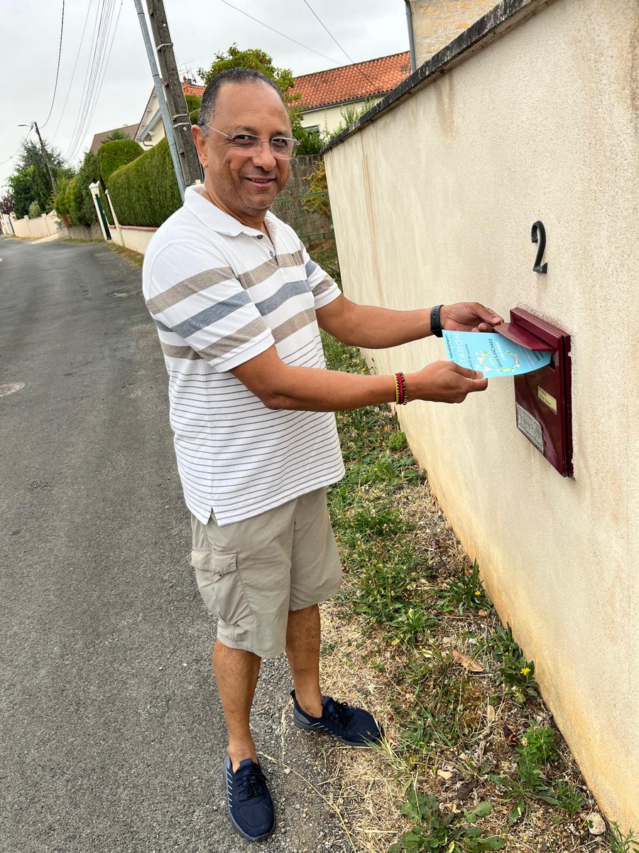 Invitation prochain apéritif de quartier distribuée ce matin par Gilles Thinon &amp; Ignacio Meriño. L'équipe est toujours en action naturellement ! #Buxerolles