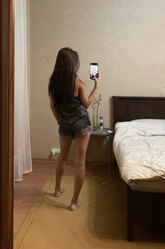 Biliyor musun, kocamın varlığı beni daha da kışkırtıyor. Bu duruma dahil olmak ister misin? 🔥