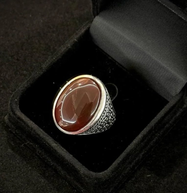 لبس الخاتم أو السوار الذي فيه حجر ؟

اللبس: جائز للتزين
الاعتقاد بأن له قوة أو طاقة: محرم وقد يكون شركًا بحسب الاعتقاد
أما الفائدة المزعومة للطاقة: فلا دليل شرعي عليها، وغالبها خرافات أو دجل تجاري.