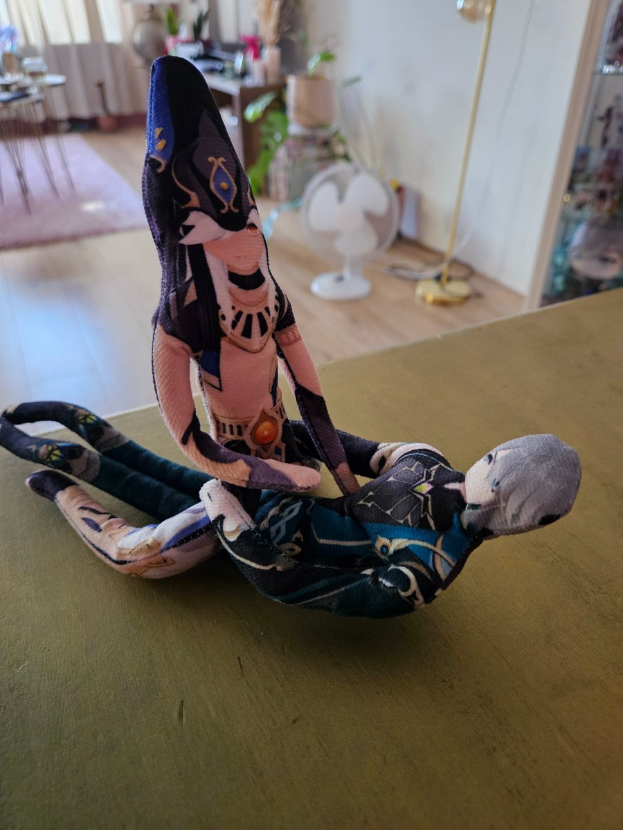 MoonlMoon's tweet image. I saw these genshin dolls on ali and just had to make them haino lmao 🤣