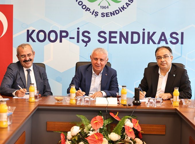 4-D Kamu işçileri (@kamuderne) on Twitter photo ADALET BAKANLIĞINDA SÖZLEŞME İMZALADIĞINI DUYURDU.!
Lakin TİS TASLAĞI ORTADA YOK.
<a href="/KOOPISSENDIKASI/">Koop-İş Sendikası</a> ADALET BAKANLIĞINDA SÖZLEŞME İMZALADIĞINI DUYURDU.!
Lakin TİS TASLAĞI ORTADA YOK.
<a href="/KOOPISSENDIKASI/">Koop-İş Sendikası</a>