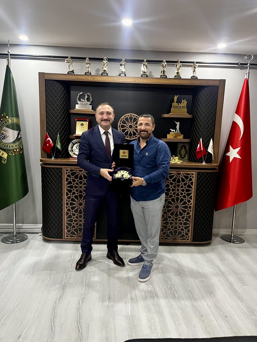 Avcılık, Yaban-Av Hayatı Koruma Konfederasyonu Genel Başkanı seçilen kıymetli dostum Selim Şahin’e hayrlı olsun ziyaretinde bulundum. Kendisi ile av, avcılık ve yaban hayatı üzerine mülahazada bulunduk.

Rabbim çıktığı her yolda muvaffak eylesin🇹🇷