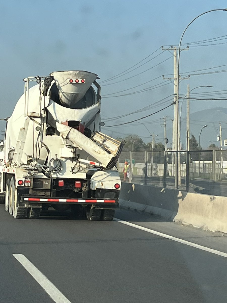 Más autos sin patente en la carretera.