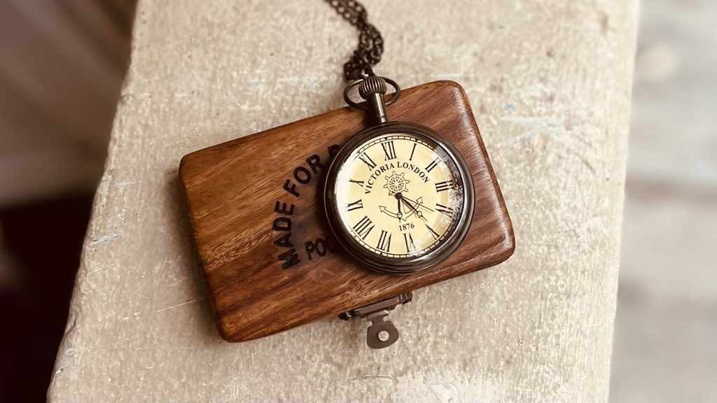 Et le plus bel achat de la journée pour Mr 
Une montre à gousset, n’est elle pas magnifique 🤩