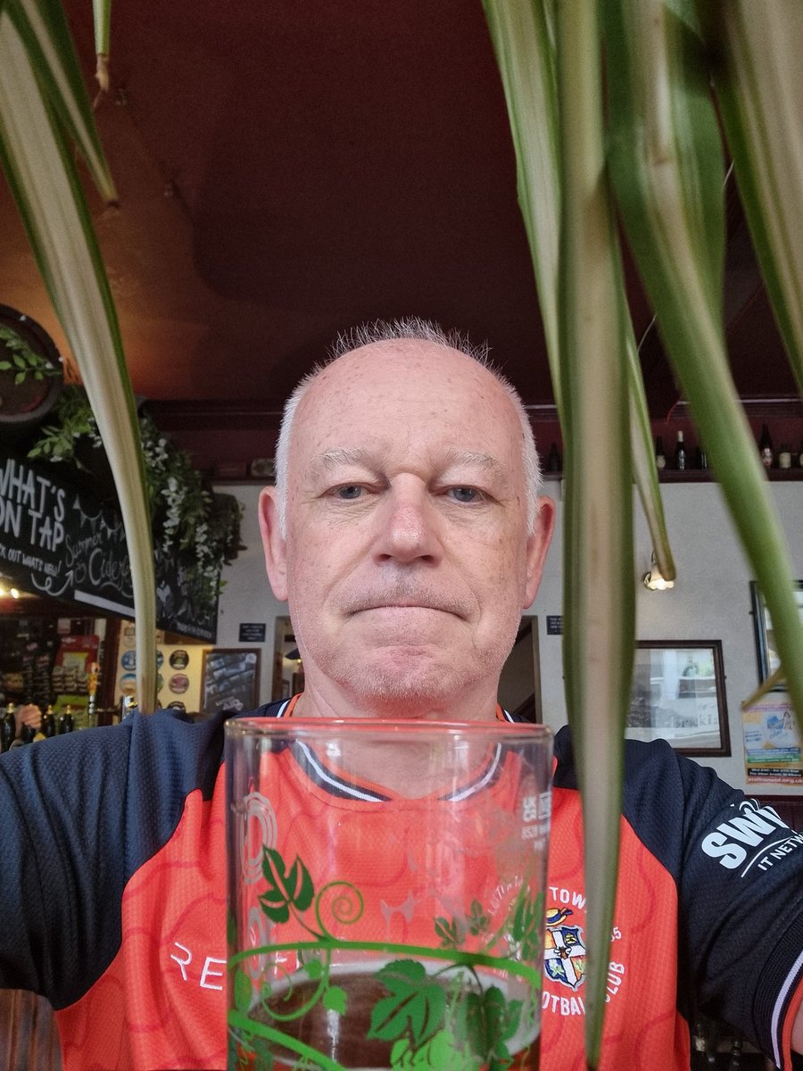 Arty picture 😬 come on Luton let's get on it this week 🍺🍺🍺🍺⚽️