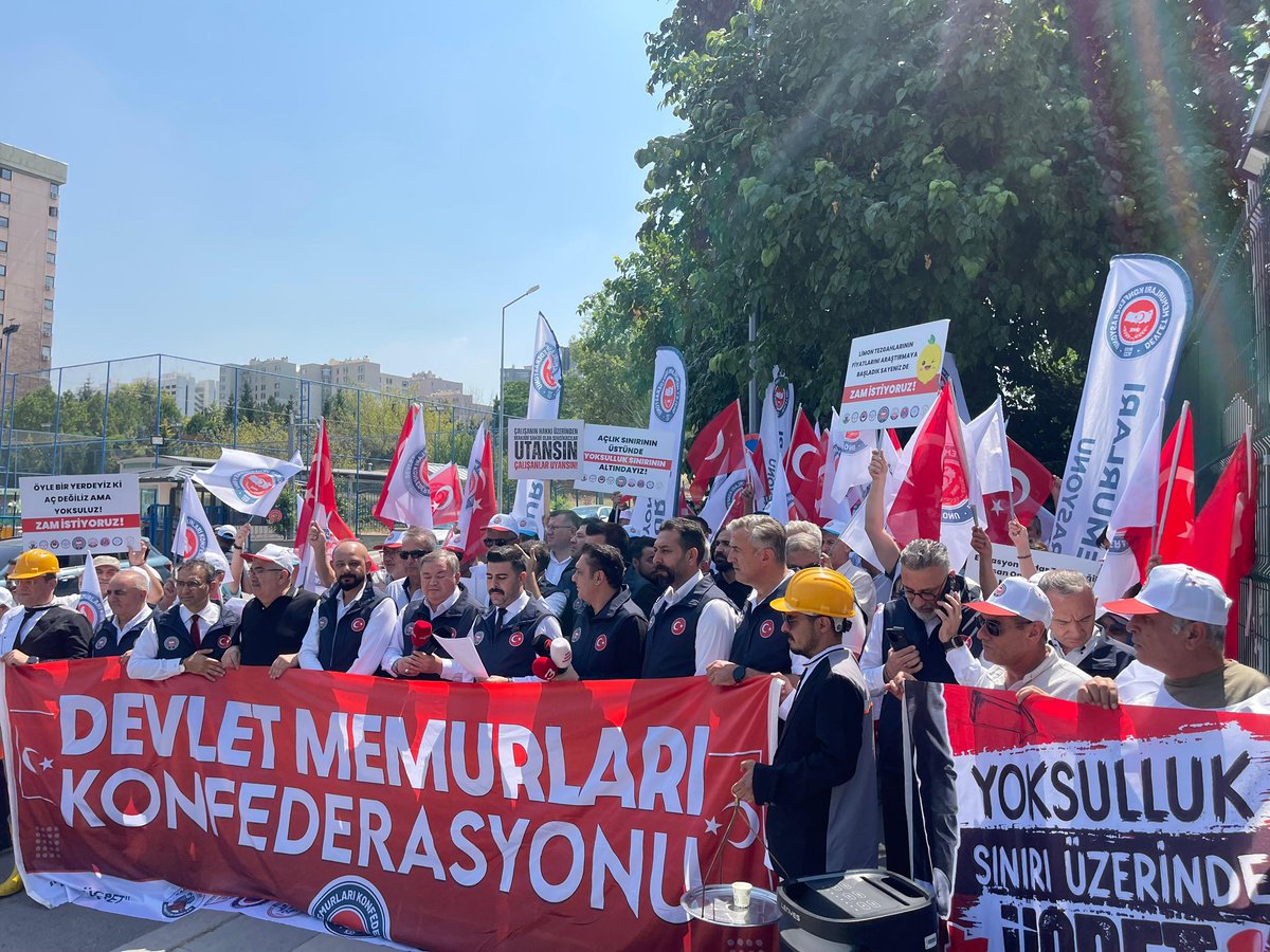 Devlet Memurları Konfederasyonu olarak bugünde alanlardaydık. 

📍Çalışma ve Sosyal Güvenlik Bakanlığı önünde yaptığımız basın açıklaması ile memura verilen zam oranlarının yetmediğini bir kez daha duyurmuş olduk. 

Süreci ilk günden bu yana doğru anlatmaya gayret ediyoruz. Zira