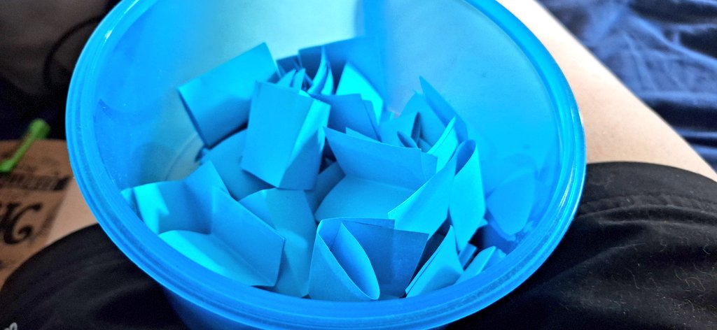 Das ist übrigens der Lostopf in den ich jeden von euch reingeworfen hab, der interviewt werden möchte für den Podcast. Ich fand das am fairsten. Followerzahlen sind egal. Wer mitmachen möchte, kommt in den Topf. Daher habt bitte Verständnis, wenn es noch dauert bis ihr dran seid.