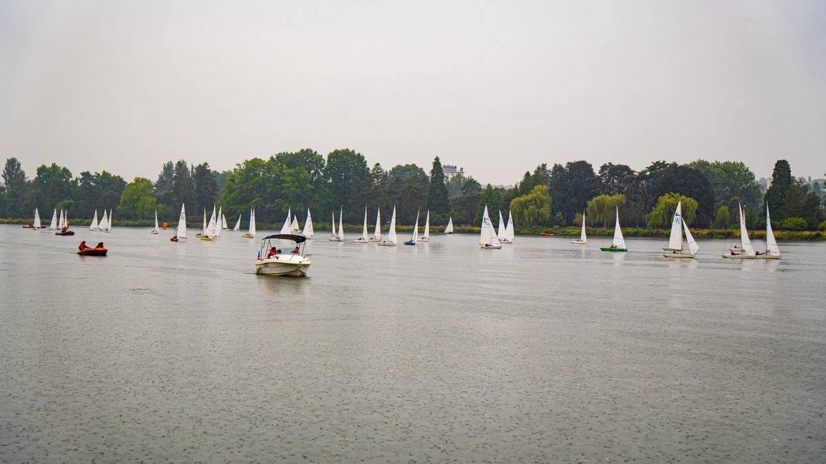 [Nautisme] 🇫🇷 Coup d'envoi des Championnats de France Handivalide Solitairte et Paravoile 2025 à Vichy ! ⛵ Malgré la pluie 🌧, la compétition bat son plein. Rendez-vous sur le Lac d'Allier jusqu'à vendredi.