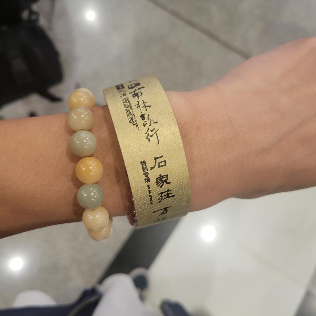 今天弄丢了戴了两年多的一只手串，很久之前就断过一次，我总觉得一样东西陪自己久了实在难以完全舍去，于是找了一家串手串的店重新串了起来，但是不遂人意，当然也许是自己根本没有太在意，戴了很久结果今天把它搞丢，如果说断掉或是不小心丢掉是为自己挡灾，那我只会对这只手串感到更加愧疚，对不起。