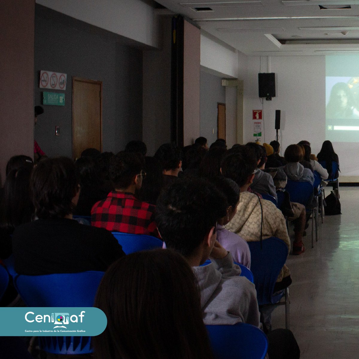 Sub_Cenigraf's tweet image. Durante la actividad, se explicaron cada una de las etapas que intervienen en una producción cinematográfica: el rol del productor, director, camarógrafo, guionista, actores, responsable de claqueta, entre otros.

#cenigrafsesiente💚
#smartfilms
#cinehechoencelular
#sena