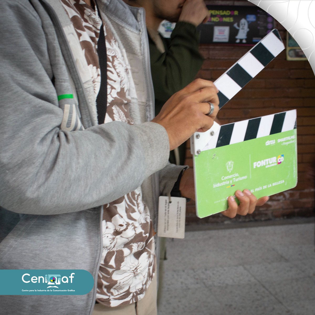 Sub_Cenigraf's tweet image. Durante la actividad, se explicaron cada una de las etapas que intervienen en una producción cinematográfica: el rol del productor, director, camarógrafo, guionista, actores, responsable de claqueta, entre otros.

#cenigrafsesiente💚
#smartfilms
#cinehechoencelular
#sena