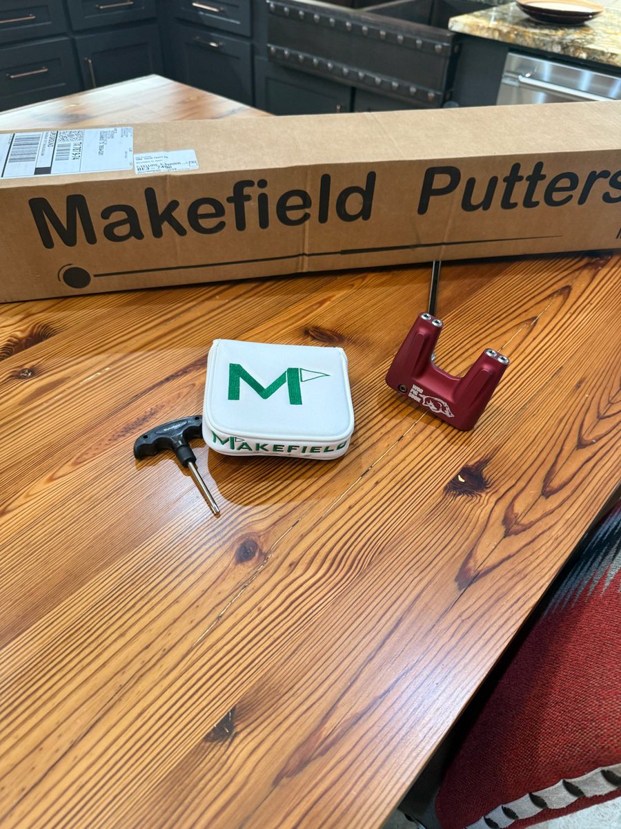 Make_putt's tweet photo. A big thank you to @halsuttongolf for sharing photos of his new Razorback red Makefield Fang putter! 🔴🔥

#halsutton #betherightclubtoday #makefieldputters #puttinggreen #golf #golfing #golfer #golfclub #golfchannel #makefieldputter #putting #putter #betherightputtertoday https://t.co/8zgR83kQZu