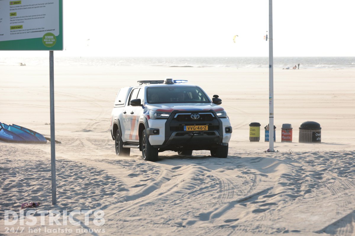 RedactieD8's tweet photo. In de #Noordzee is vanavond een kitesurfer hard op het water terecht gekomen en gewond geraakt. De reddingsbrigade heeft de man uit het water gehaald en naar de ambulance gebracht. #StrandZuid #DenHaag https://t.co/eXL21W5sgH