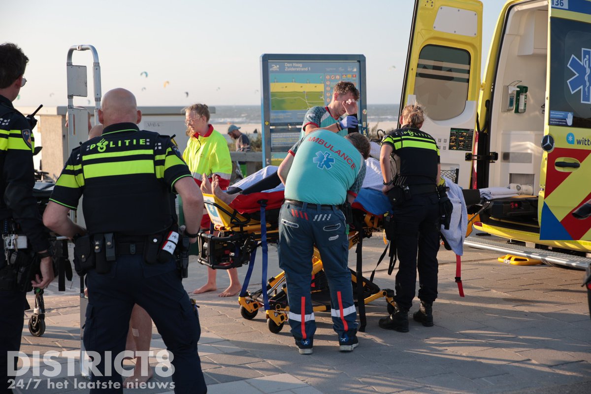 RedactieD8's tweet photo. In de #Noordzee is vanavond een kitesurfer hard op het water terecht gekomen en gewond geraakt. De reddingsbrigade heeft de man uit het water gehaald en naar de ambulance gebracht. #StrandZuid #DenHaag https://t.co/eXL21W5sgH