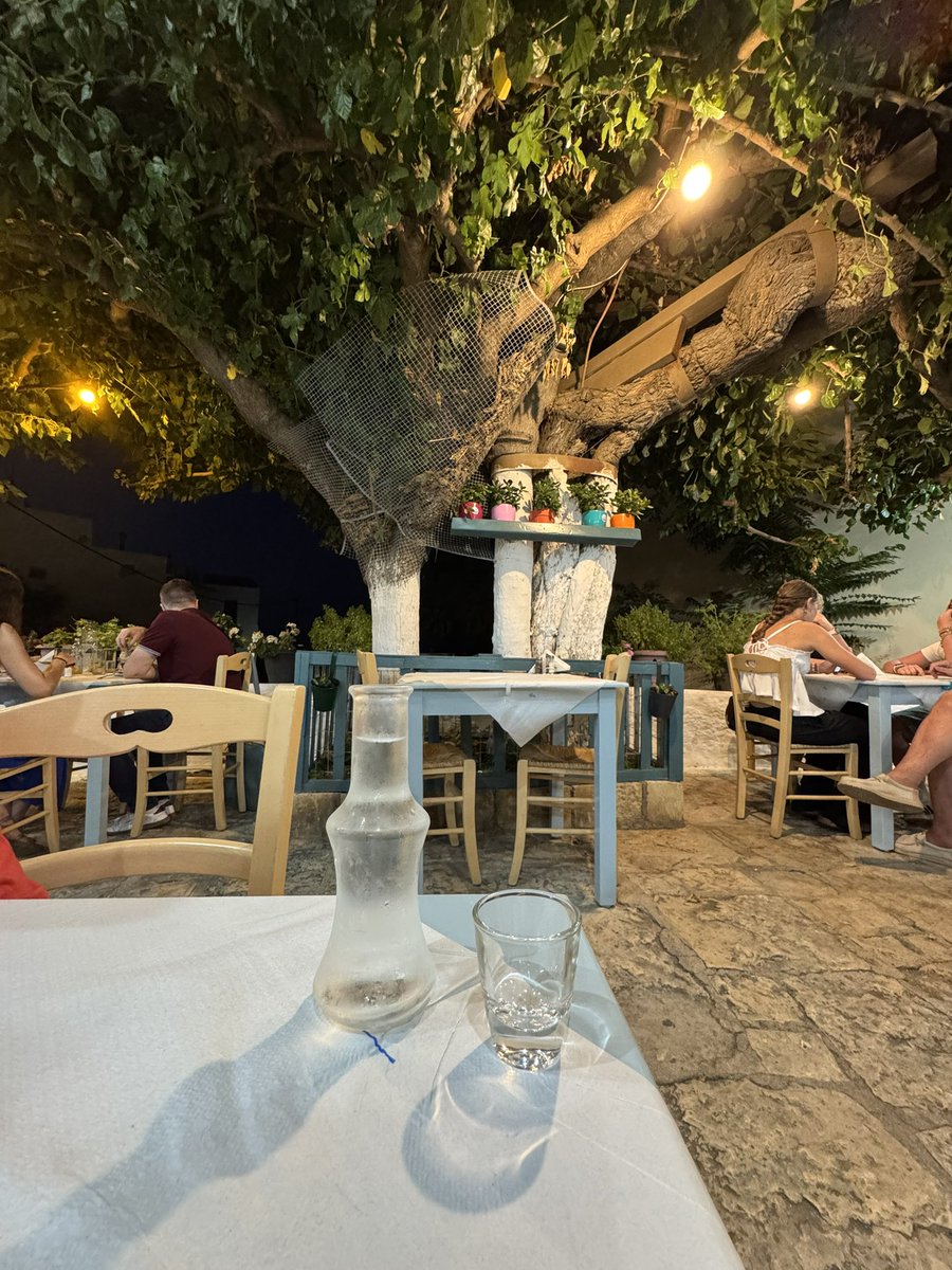 Η δικιά μου Ελλάδα.
Βάλε μια ολιά ρακί.
🇬🇷🇬🇷