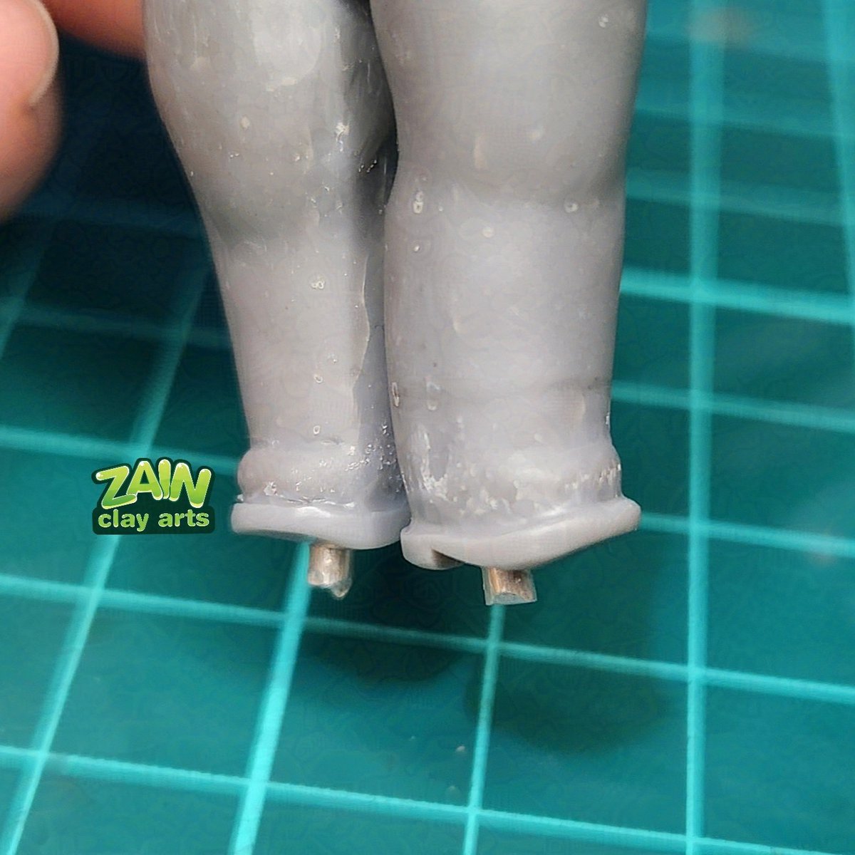 [Chibi Project - 21]  Started working on Chibi3 too!

Still working on Chibi1's pants.
Then, I started adding Chibi2's pants. His pants are longer than Chibi1's and they kinda overlap with the upper part of his shoes.
I also started adding shoes on Chibi3!