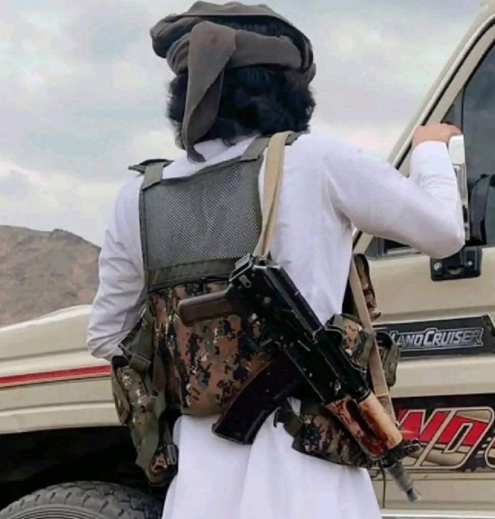 خيلت بارق من شرق كحلان قد لاح
من فوق حصنه ،،،،،ذي تعلا حيوده 

والسيل سيل من ،،،،،عواليه سفاح
سقى المزارع وامتلاها ،،،،،سدوده

لاكن فيه البرد ،،،،،،،،،قارص وذباح
يوم ارتفاعه ،،قد تعلا ،،،،،،،صعوده

عاشت بلادي شامخه ،،العز ماطاح
الله يديم الخير ،،،،،،،،فيها وجوده