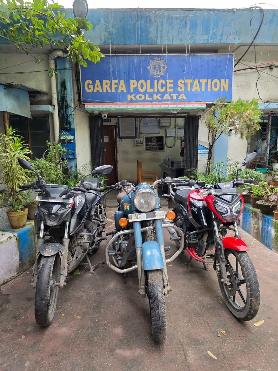 Investigating into a bike theft matter, acting upon credible source info, #Garfa_PS successfully nabbed the prime culprit within a day.
According to his statement, raid was being conducted &amp; the stolen bike alongwith 2 other stolen bikes were recovered. Investigation continues.