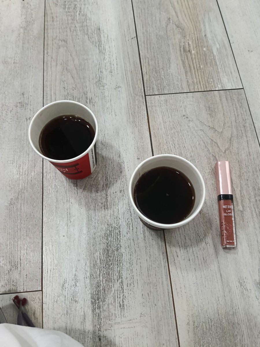 Mint tea with lipgloss stains (مع بعض الفوضى الدماغية الي محتاجة تتنضف) it could by better than a therapy 💘