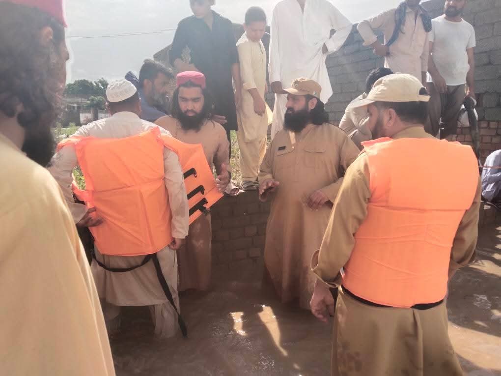 اہلِ بونیر مشکل کی اس گھڑی میں تنہا نہیں۔ جمعیت کے رضاکار، علماء اور کارکنان ان کے سنگ ہیں۔ ہم سب مل کر ان اجڑی بستیوں کو پھر سے آباد کریں گے، ان شاء اللہ۔ 
#Stand4FloodVictims