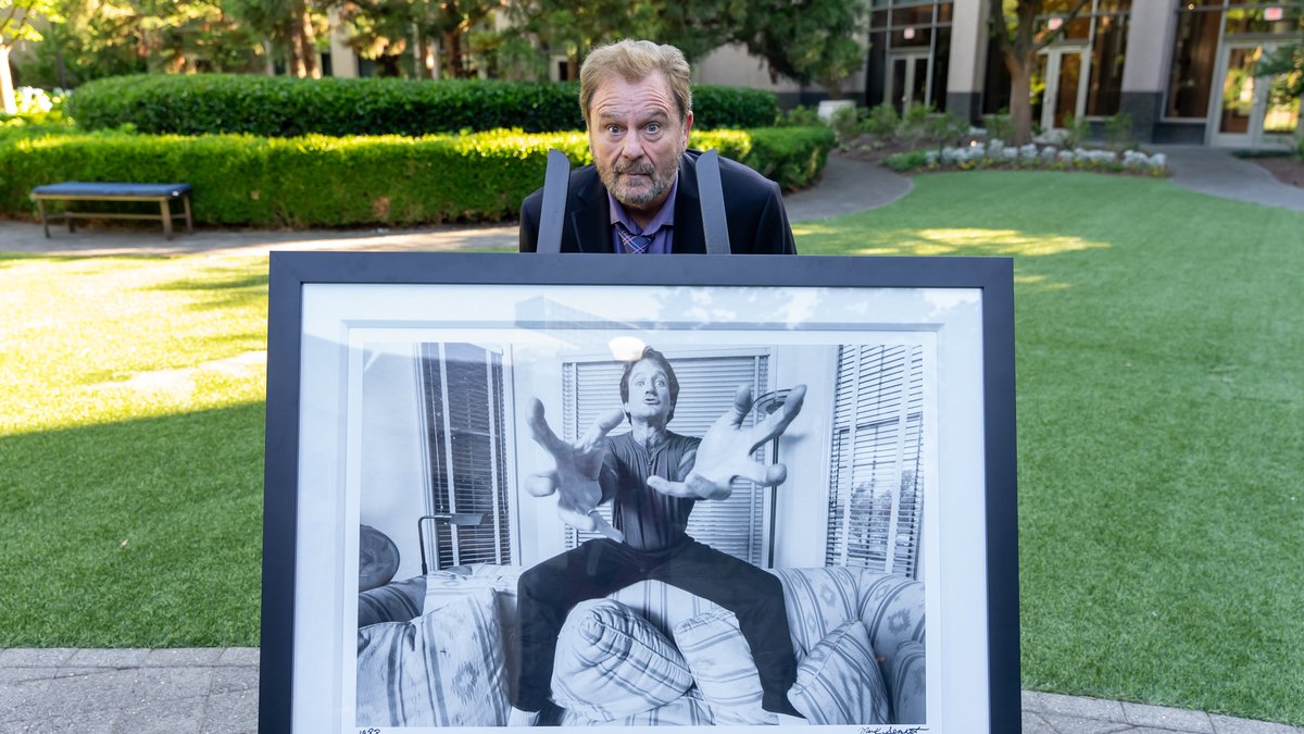 For over 25 years Mark Sennet photographed the most recognized faces across the globe including U.S. presidents, the British royal family, sports legends and Hollywood icons. In 2022, he was diagnosed with Alzheimer’s. #NationalPhotographyDay 🧵