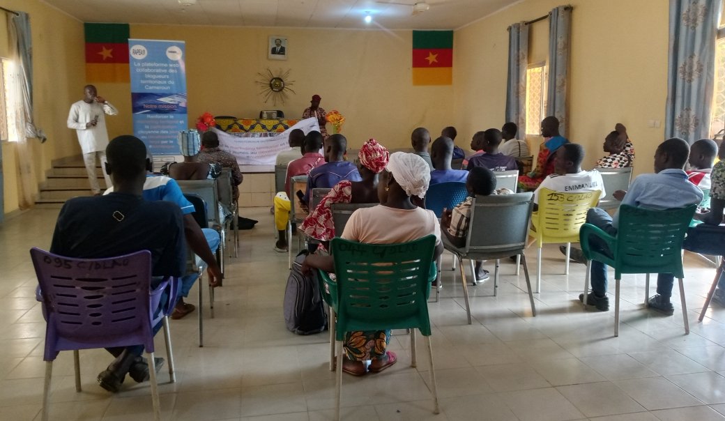 Mobiliser les jeunes ruraux à s'engager comme blogueurs territoriaux pour le marketing territorial et la participation citoyenne au développement local est l'objectif. 

Une équipe de Terroirs 237 était à la commune de Dziguilao ce jour !

#Terroirs237
#RAPEAJ
